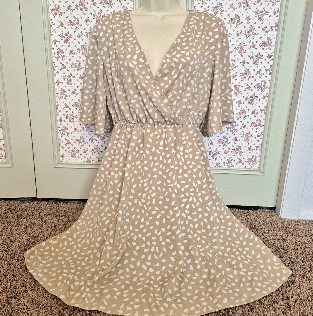 SHEIN Beige & White Printed V-Neck Midi Dress Size Medium
